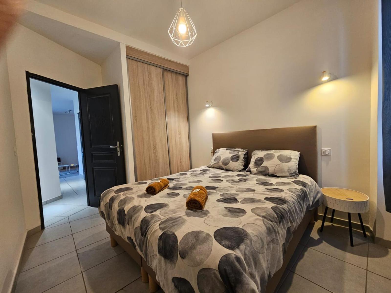 Le Contemporain-2 Chambres-vue Eglise Saint Paul *