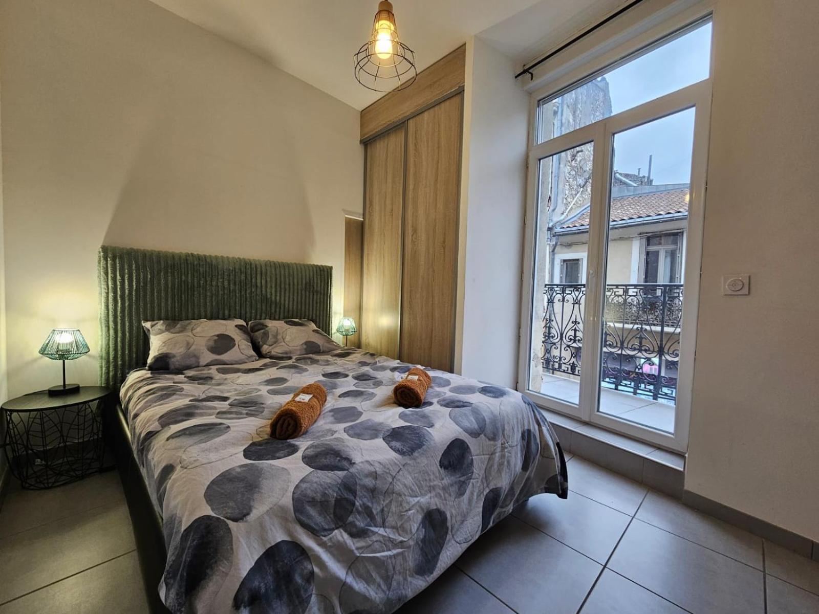 Le Contemporain-2 Chambres-vue Eglise Saint Paul