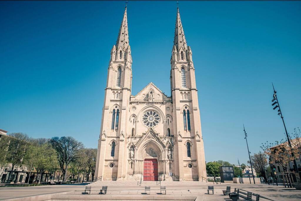 Le Contemporain-2 Chambres-vue Eglise Saint Paul Nimes